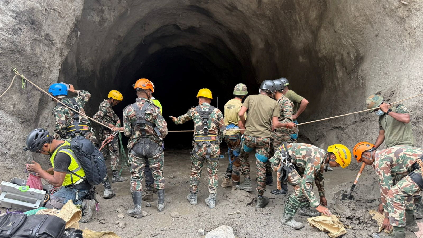 Resgate busca 900 trabalhadores presos em túneis de hidrelétricas no Nepal