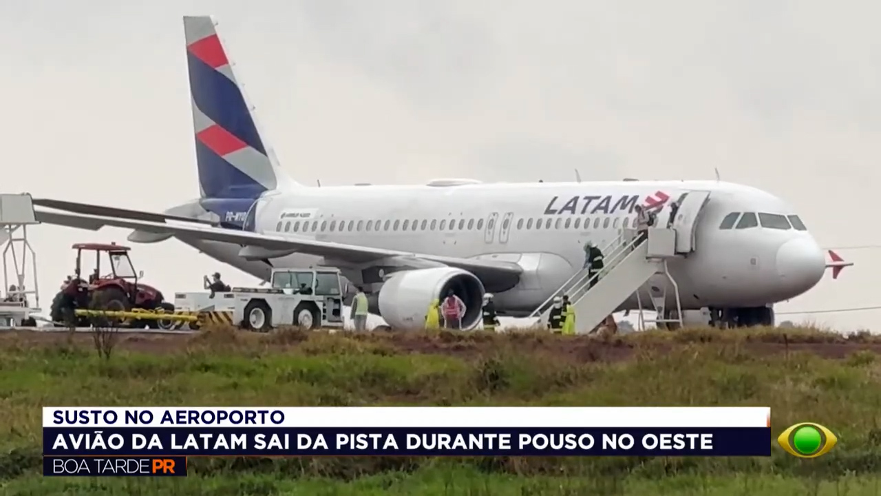 Avião da Latam sai da pista em Cascavel sob forte chuva