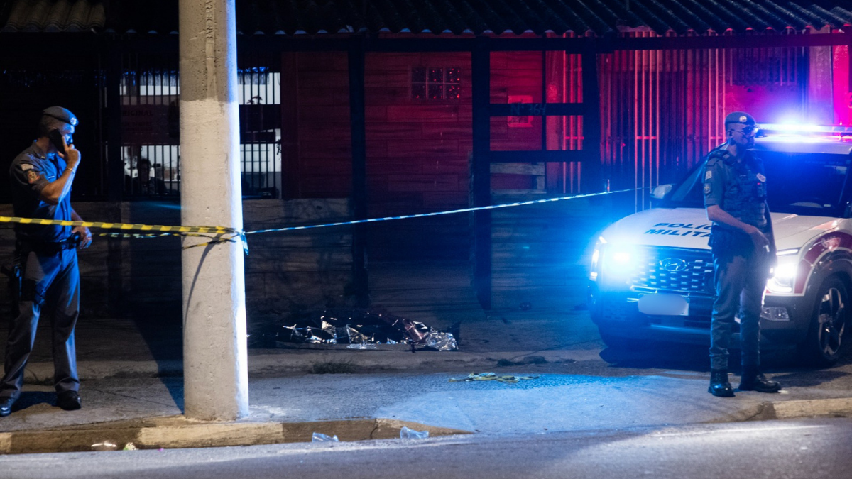 Mulher é morta a tiros e suspeito entra em confronto com policiais em Pinda