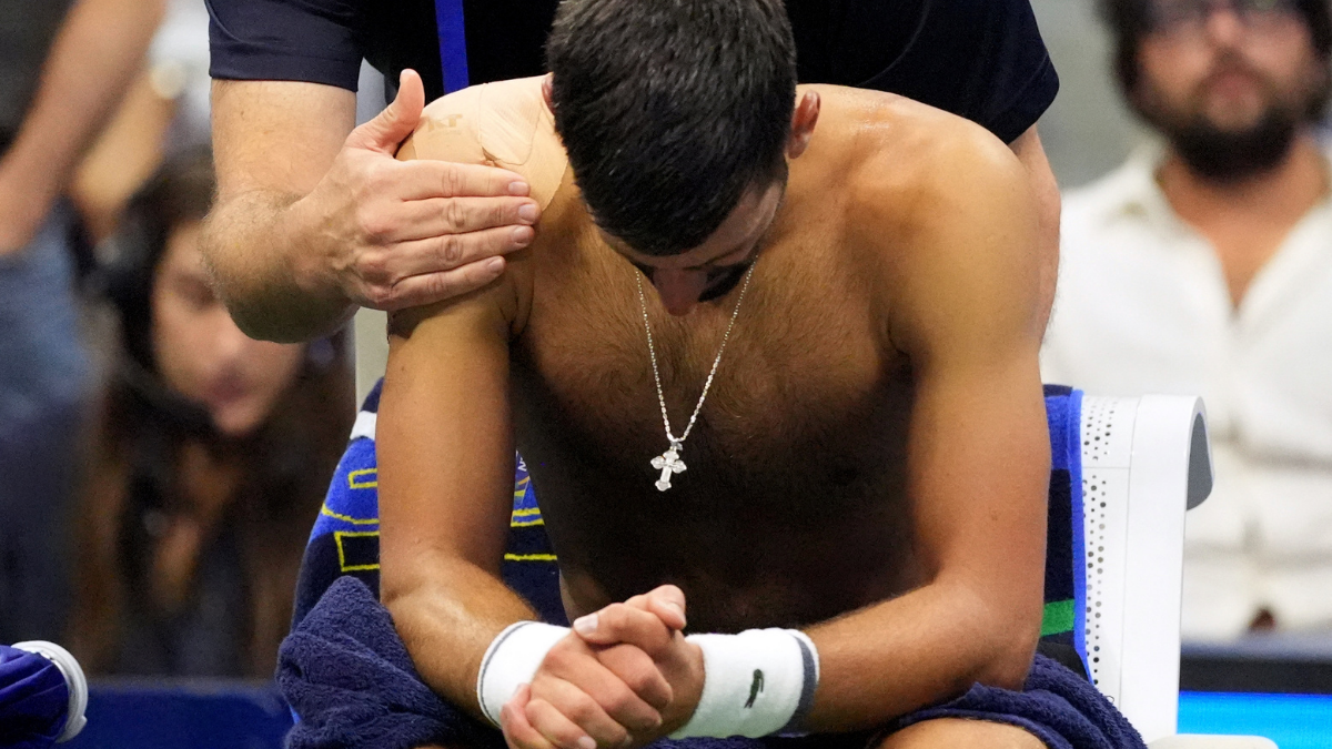 Djokovic passa mal, chora e cai na estreia do US Open para argentino