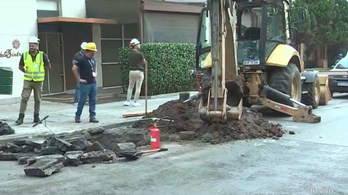 Vazamento de gás mobiliza equipes e interdita rua nos Jardins, em SP