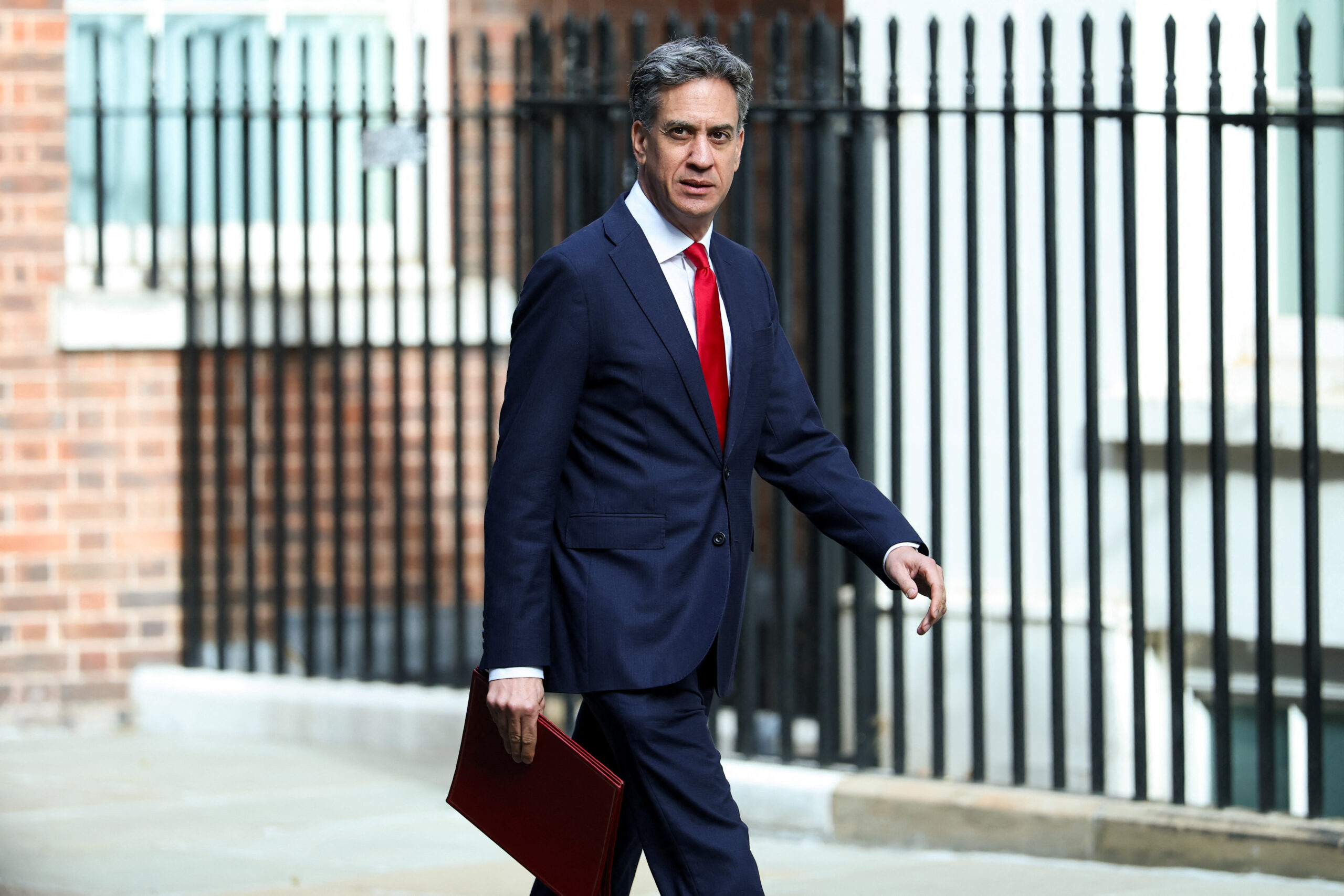 Ministro rebate Milei: "Malvinas são britânicas e assim permanecerão"