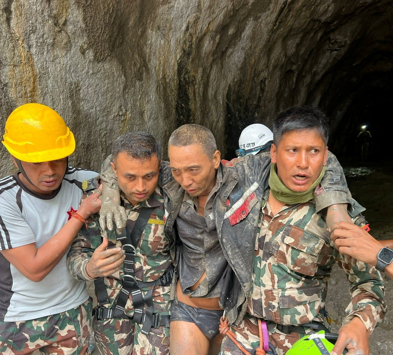 Nepal: trabalhador chinês e mulher são resgatados 10 dias após enchentes