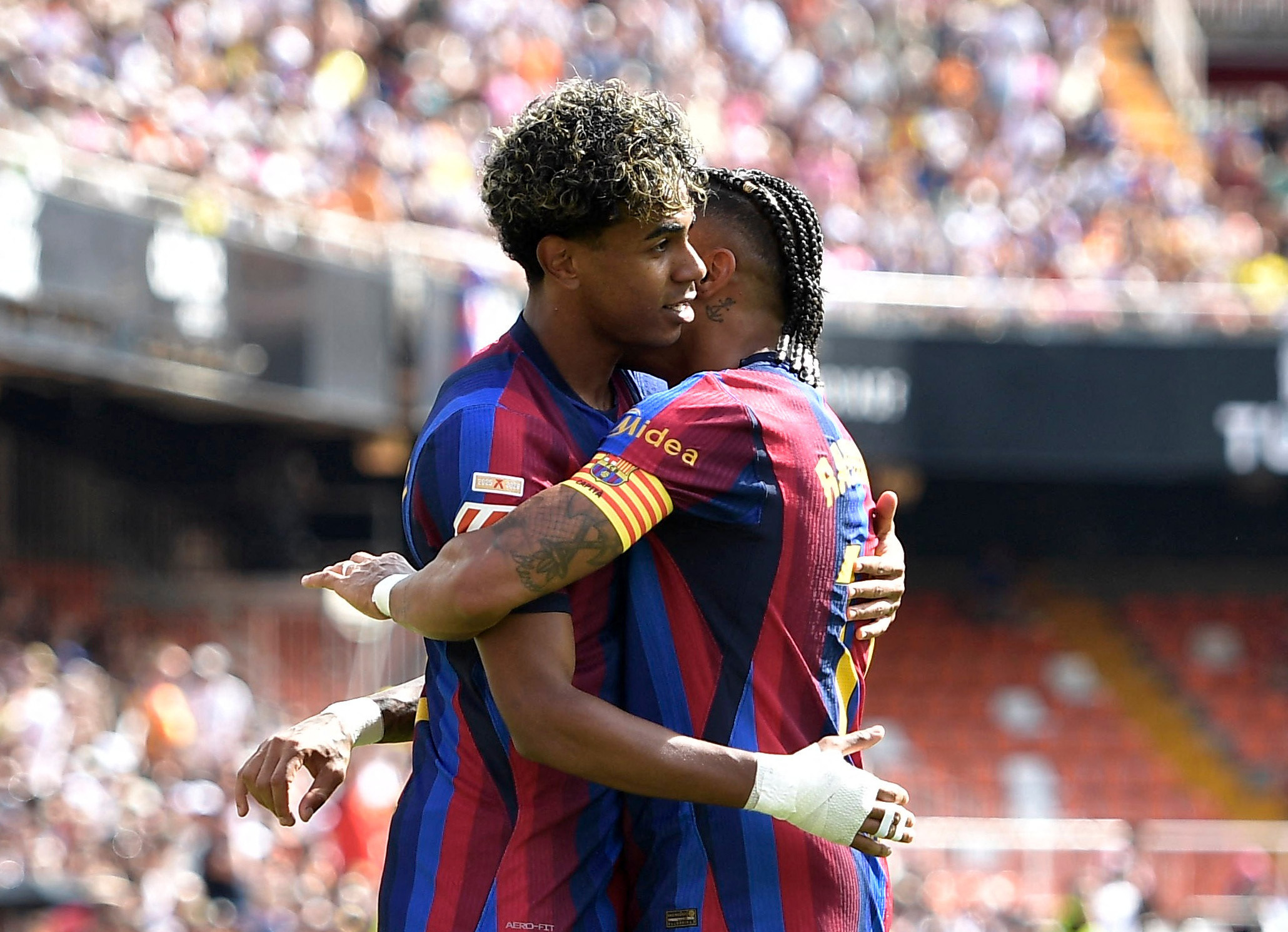 Barcelona goleia em dia de estreia de Bola de Ouro e gol brasileiro