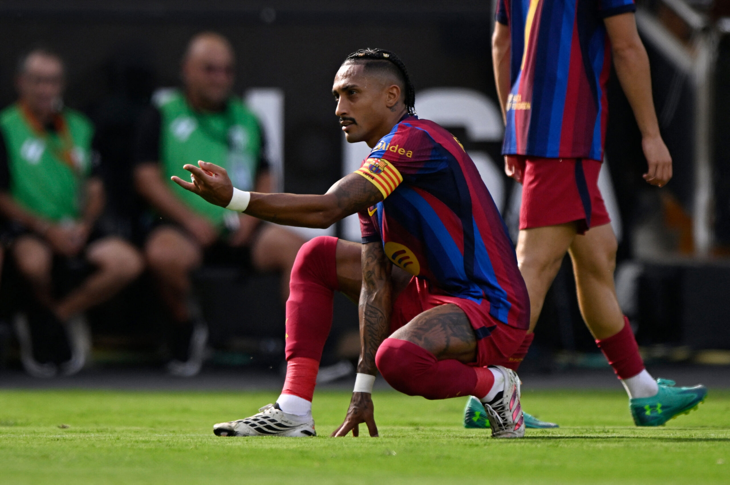 Artilheiro de LaLiga, Raphinha fica perto de recorde histórico do Barcelona