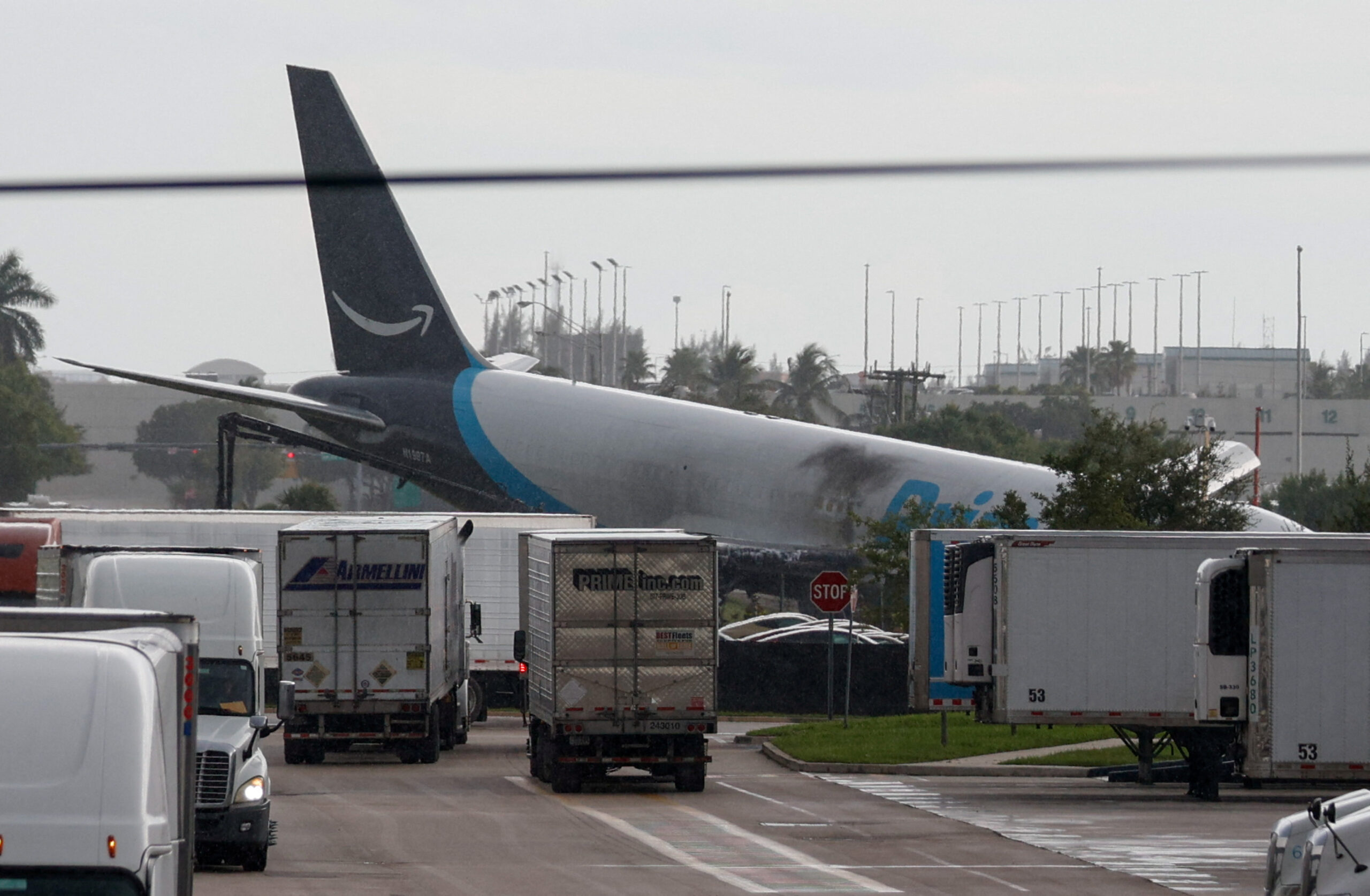 Avião da Amazon sai da pista após pouso e deixa ao menos 5 mortos em Miami