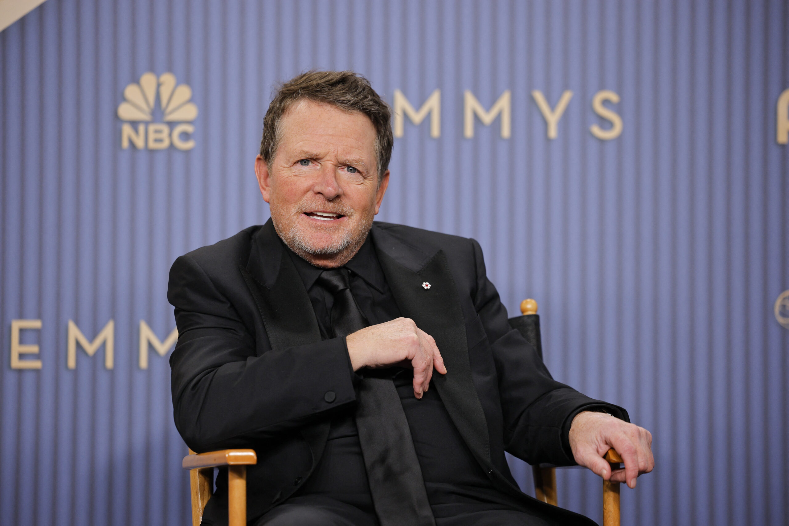 Michael J. Fox volta ao Emmy após 13 anos e recebe prêmio humanitário