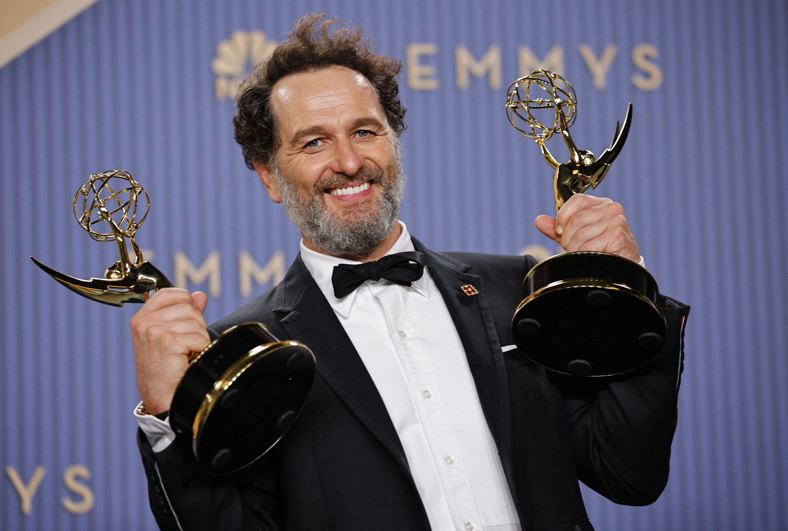 Matthew Rhys faz história no Emmy 2026 com dobradinha de prêmios inédita