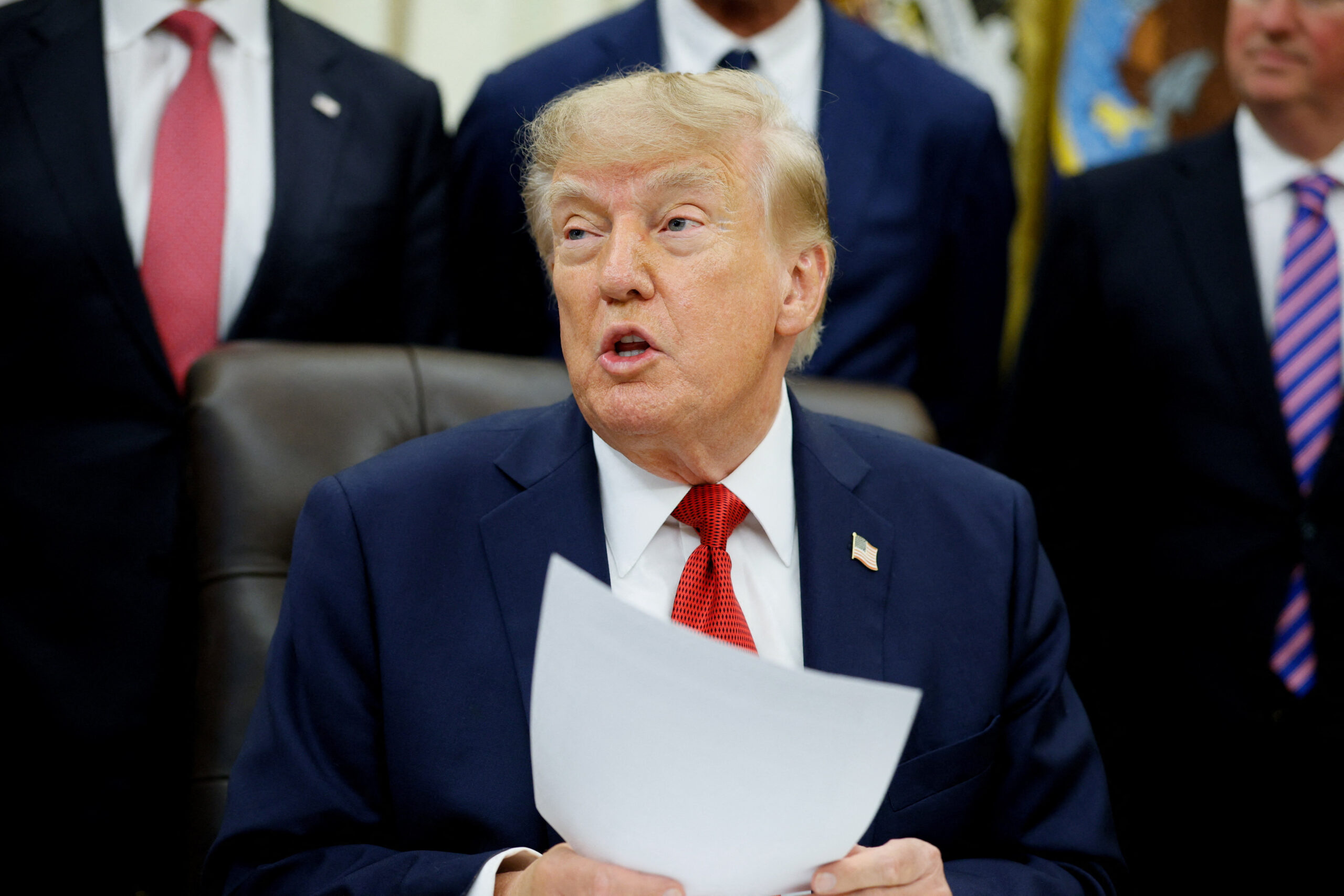 Trump suspende Microsoft de programa de green cards por suspeita de fraude