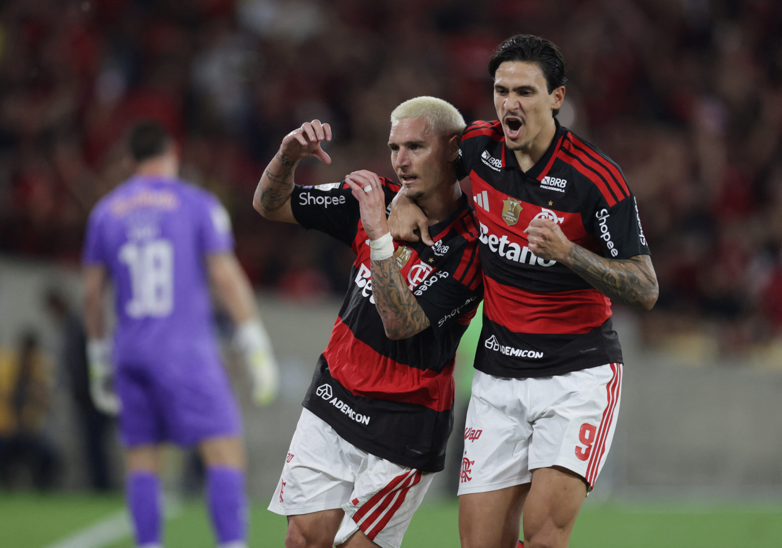 Flamengo vence Bragantino e abre 3 pontos na liderança do Brasileirão