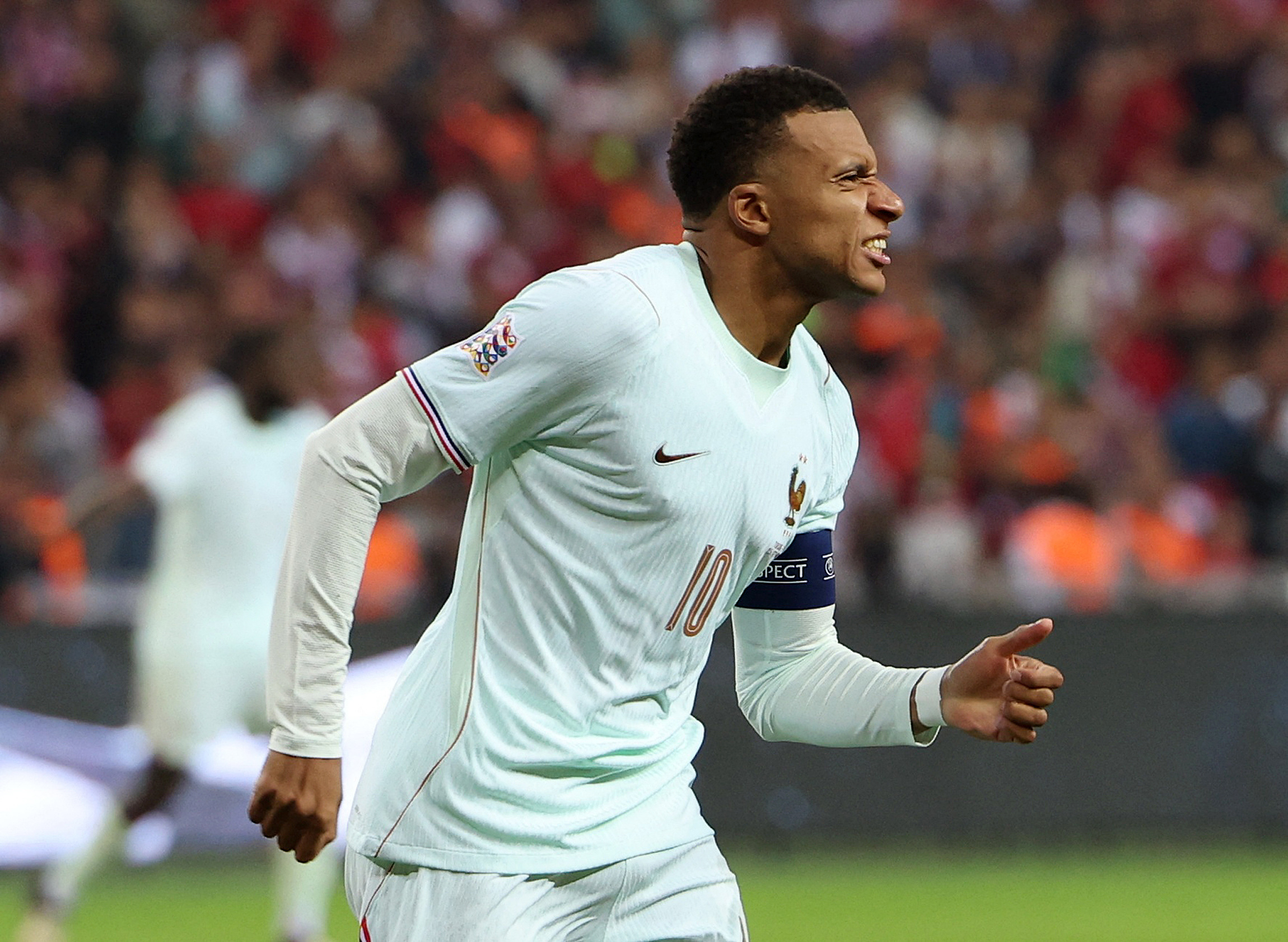 Após corte na França, Mbappé tem lesão no joelho confirmada