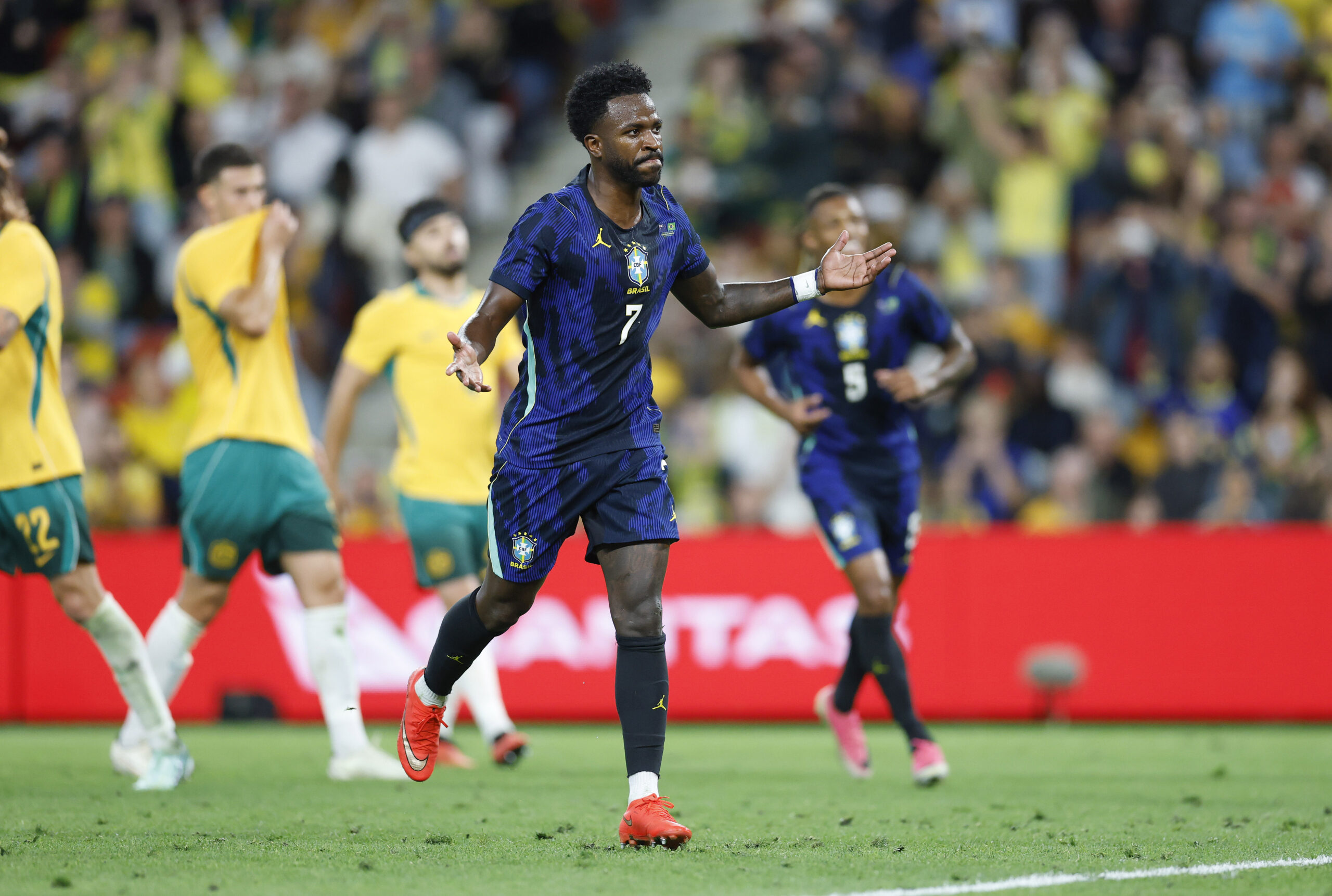 Vini Jr volta a marcar e se isola na artilharia da Era Ancelotti na Seleção
