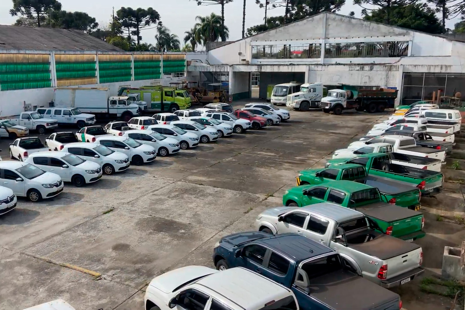 Paraná leiloa 92 veículos oficiais em Curitiba e Maringá