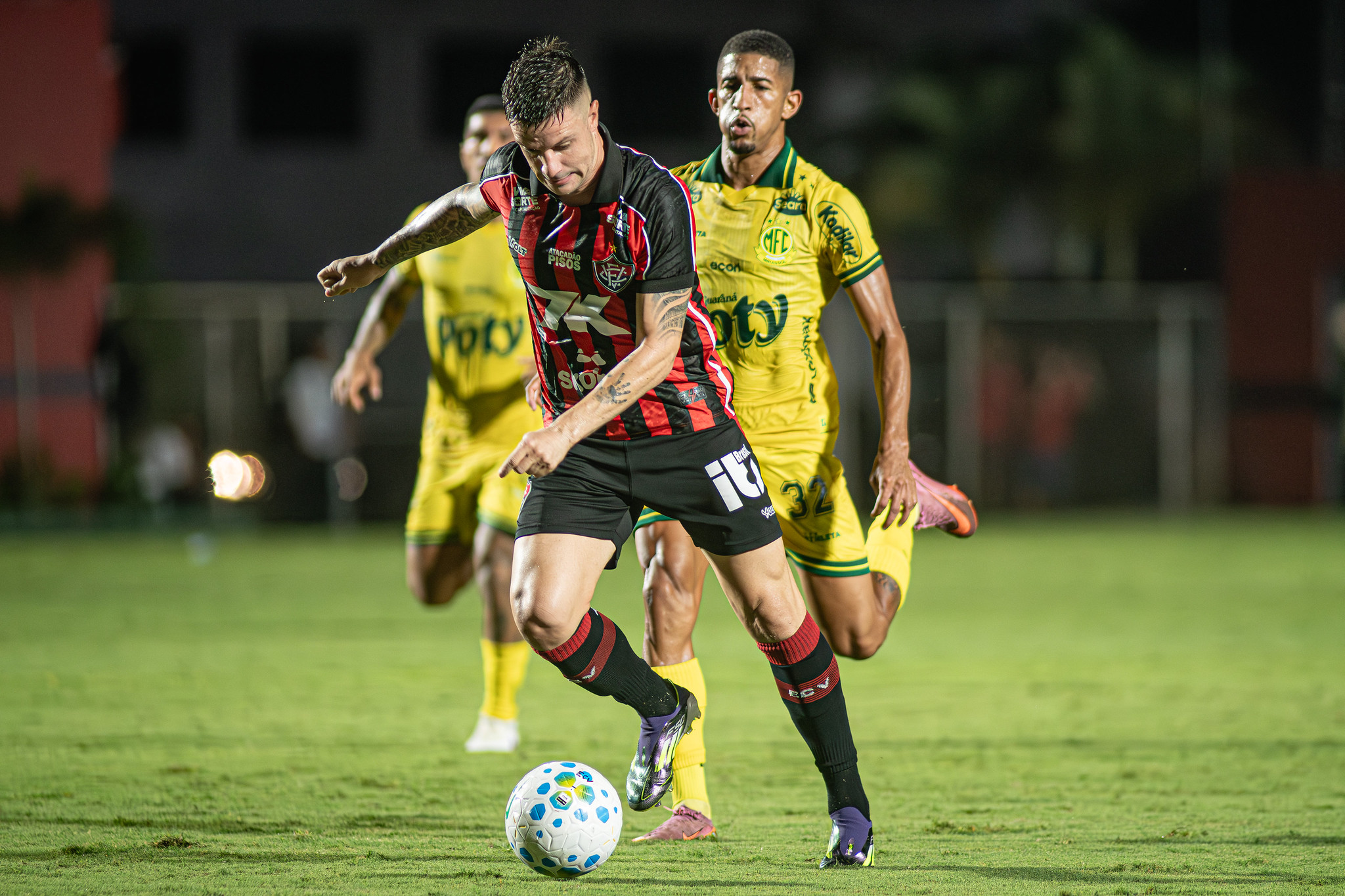 Mirassol supera falhas de Muralha e busca empate no fim contra o Vitória