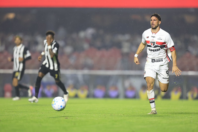 Por que Calleri começou no banco contra o Atlético? Veja explicação