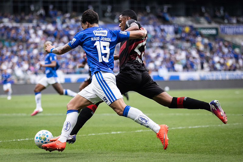 Cruzeiro vence Athletico-PR por 3 a 1 e cola no G5 do Brasileirão