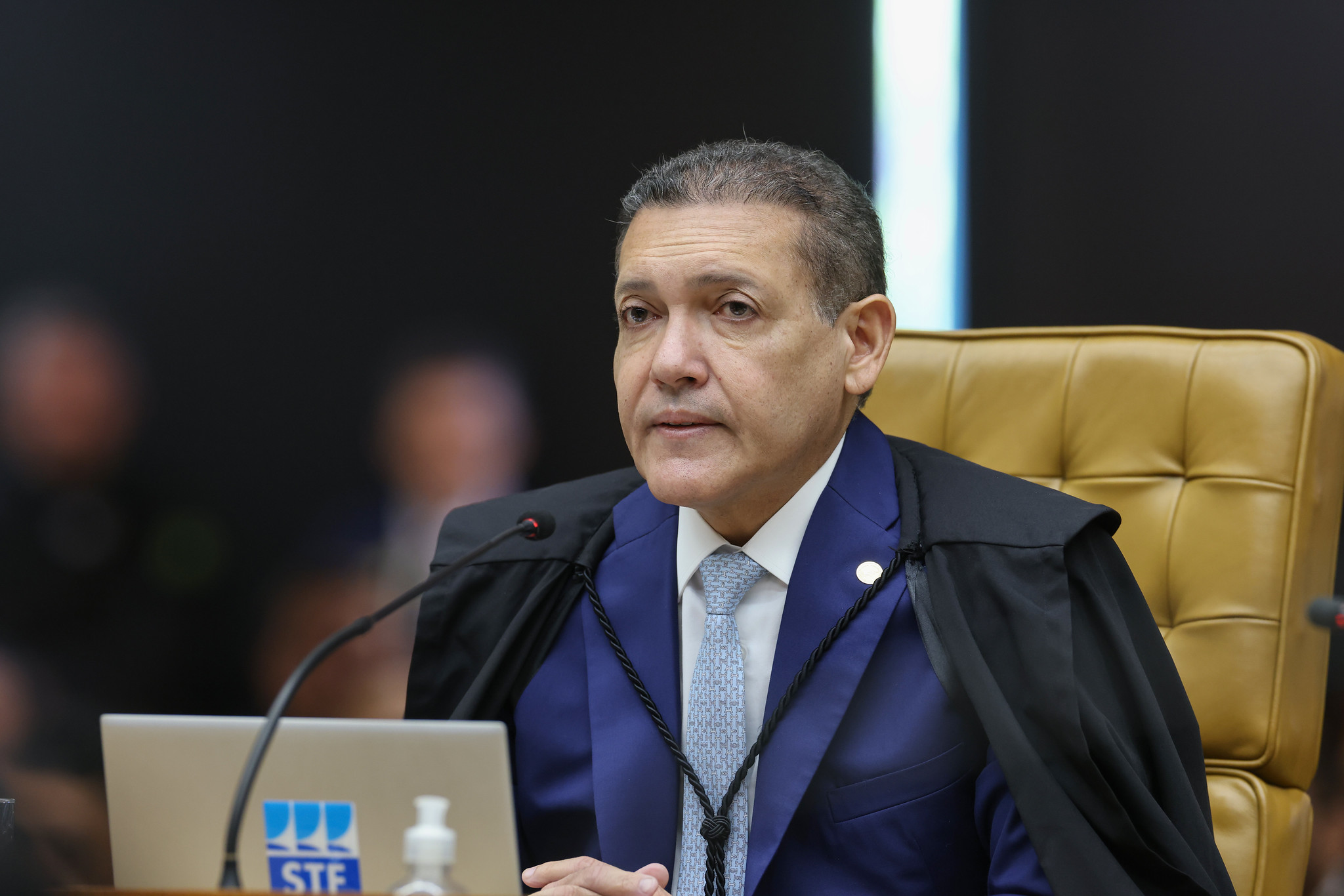 Censura imposta por Nunes Marques é ode a Alexandre de Moraes
