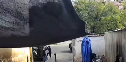 Homens chegam a bar e um deles é atingido pela própria arma ao agachar