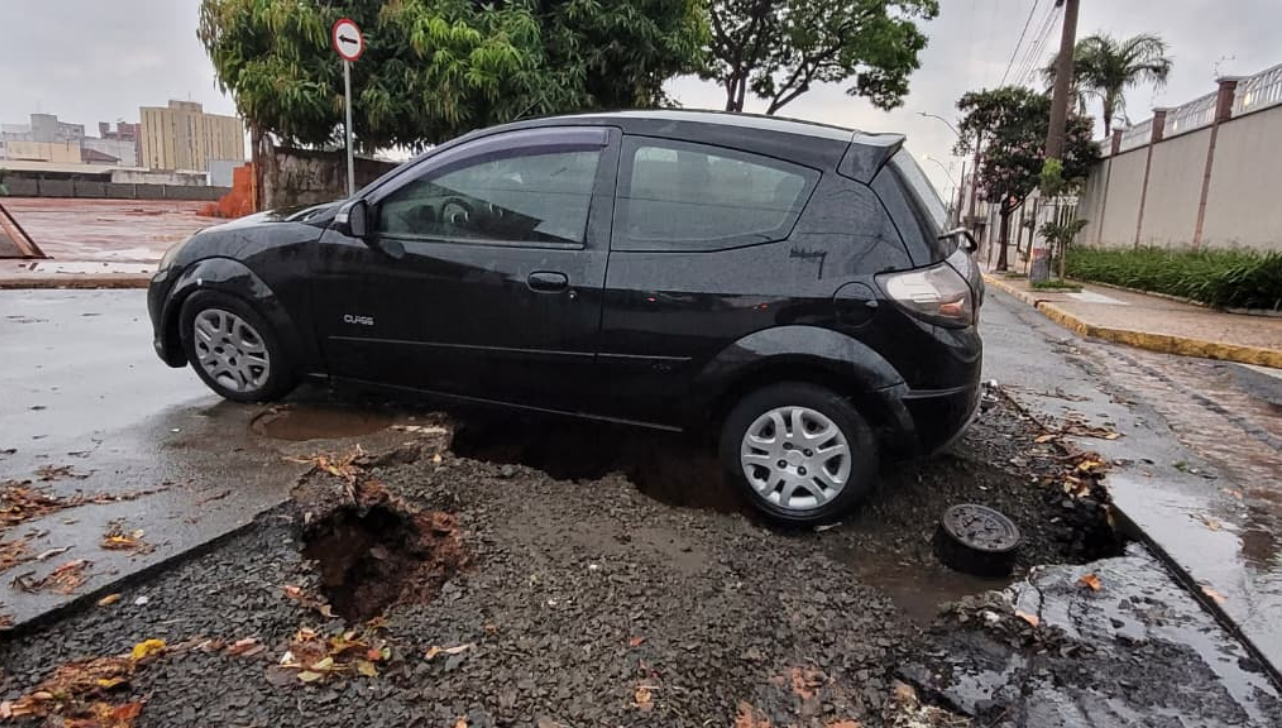 Carro cai em buraco de obra do DAE em Americana