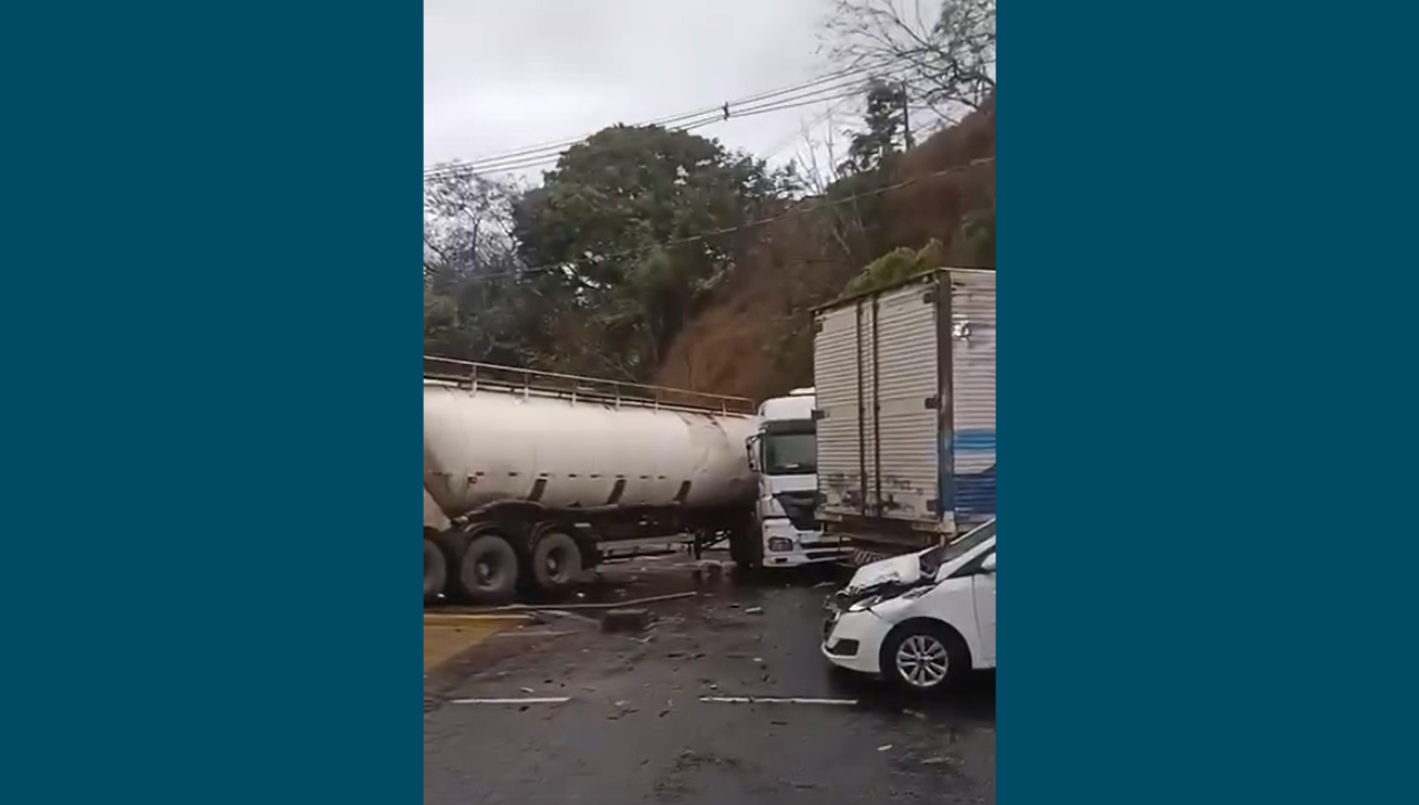 Colisão entre caminhões e carro deixa 3 feridos em Águas de Lindóia