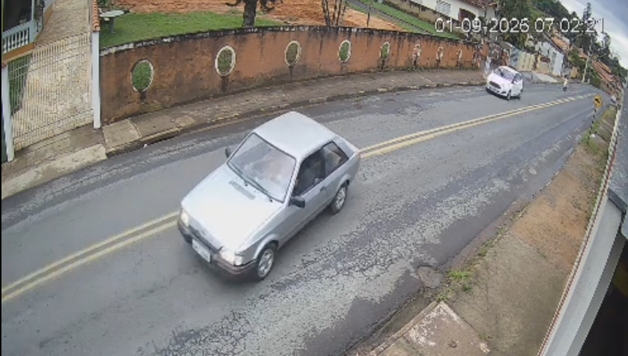 VÍDEO: motorista sem CNH dá ré, bate em carro e foge de acidente em Itapira