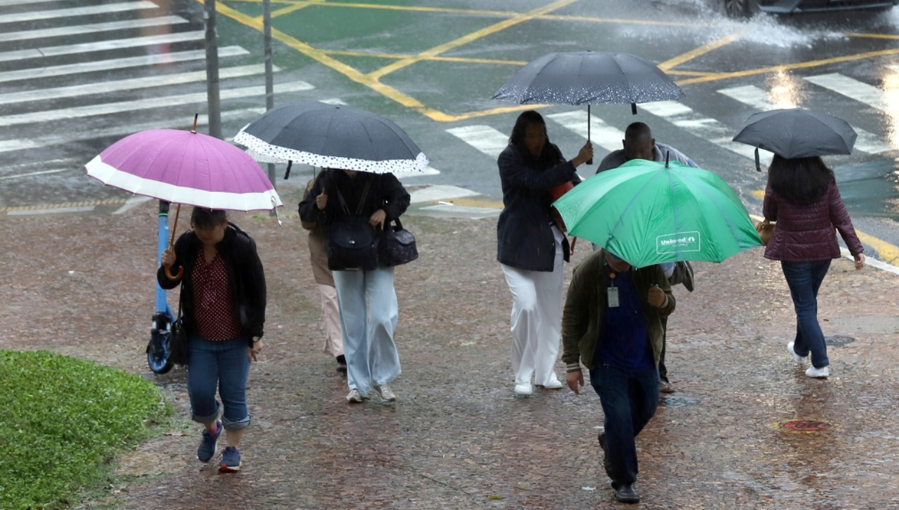 Chuva e alagamentos atingem São Paulo e cidades do interior