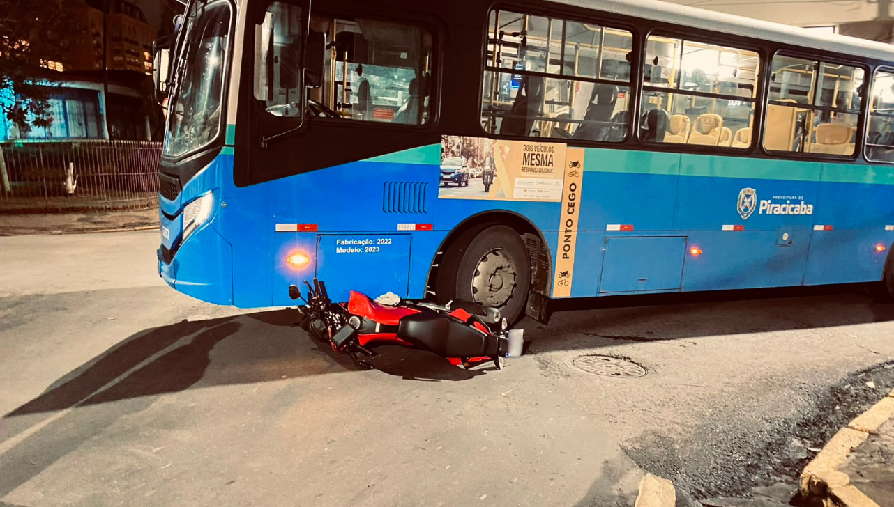 Motociclista cai sob roda de ônibus em Piracicaba e sai ileso