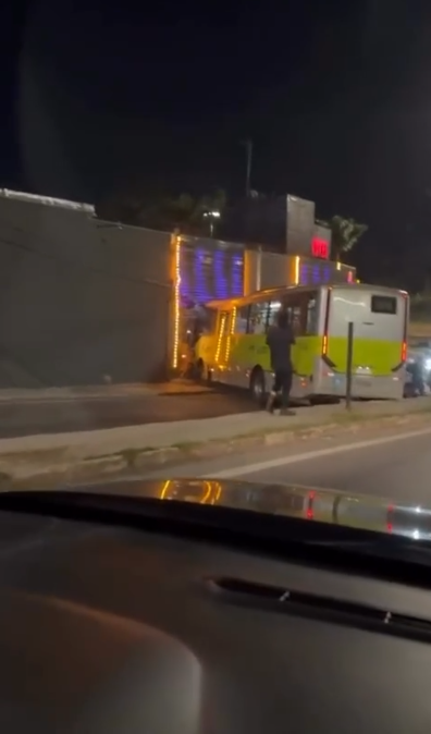 Polícia investiga batida de ônibus em parede de motel no Caiçaras