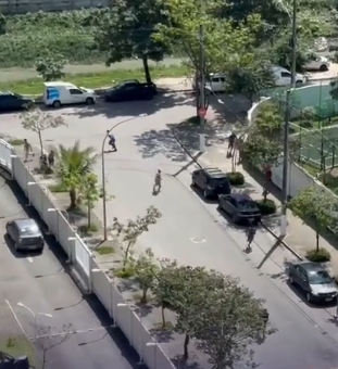 Moradores buscam abrigo em meio a tiroteio na Asa Branca, em Curicica