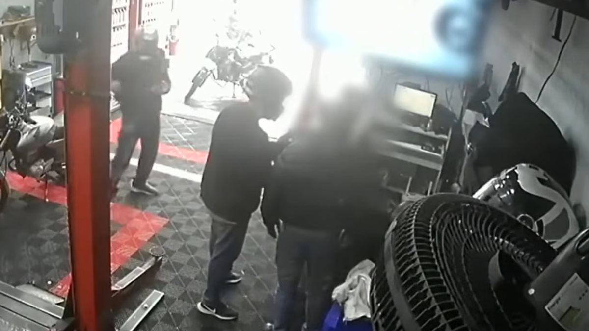Dono de comércio reage a assalto, mata suspeito e fere outro em SP