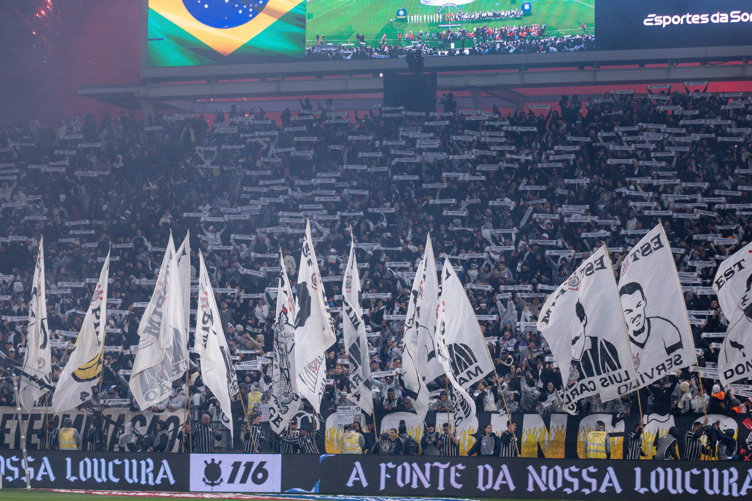 Torcida do Corinthians cobra "time sem vergonha" e destaca Libertadores
