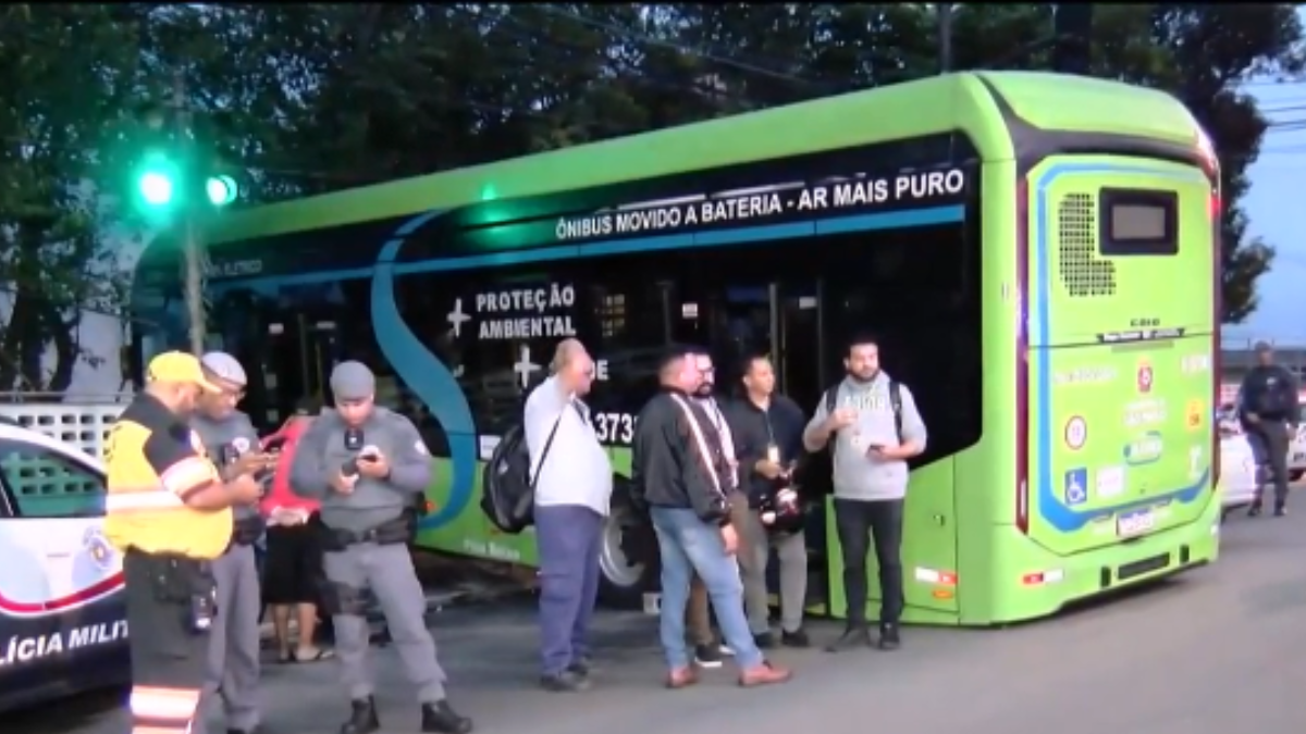Ônibus desgovernado atinge vários carros e bate muro de escola em SP