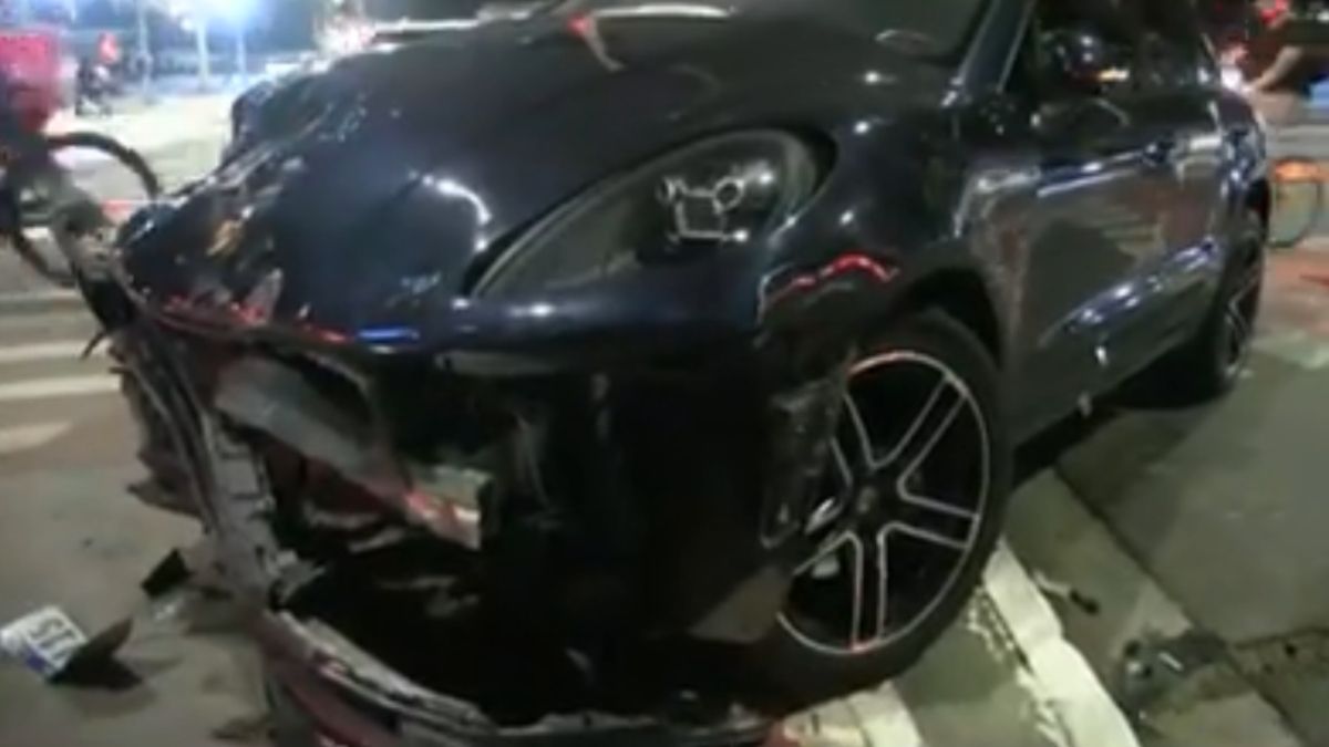 Motorista sem CNH bate Porsche em viatura da PM em SP