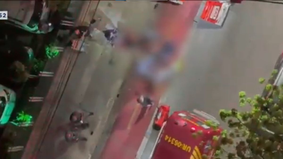 Ciclista morre atropelado por carro de luxo em São Vicente, litoral de SP