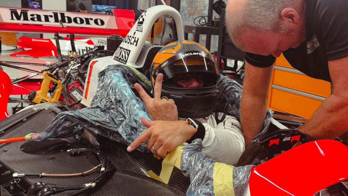 VÍDEO: Tony Kanaan pilota carro de Gil de Ferran em Laguna Seca