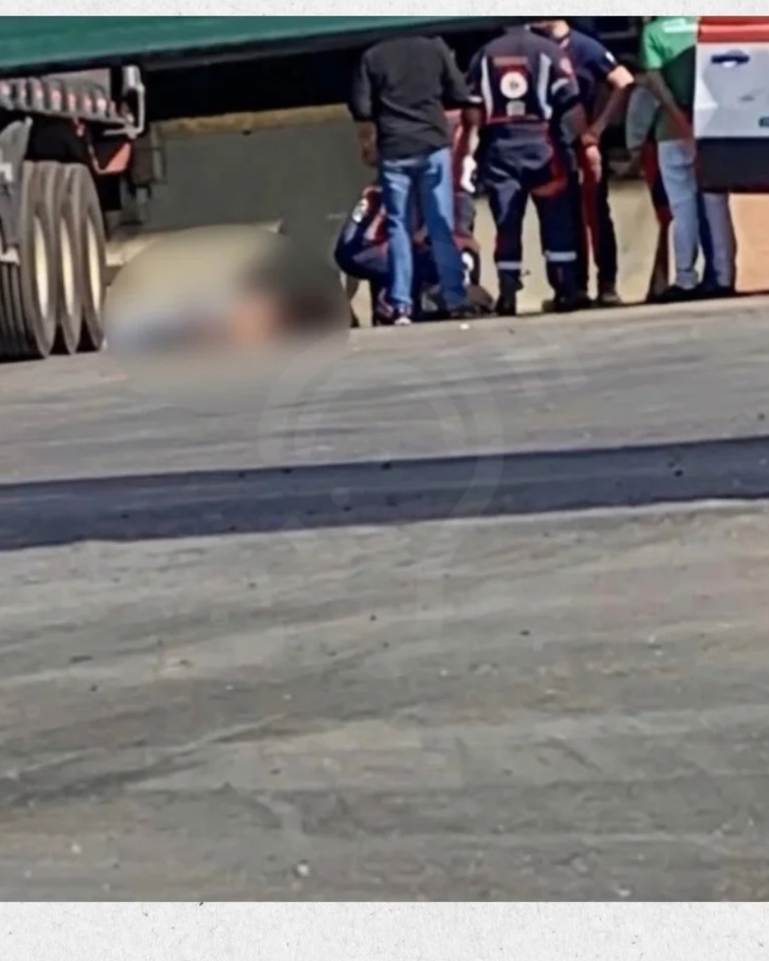 Funcionário de supermercado morre prensado na parede por caminhão
