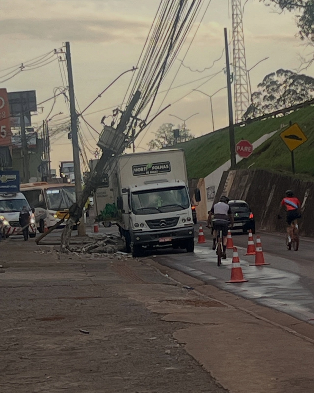 Caminhão derruba poste e vários moradores ficam sem energia em Nova Lima