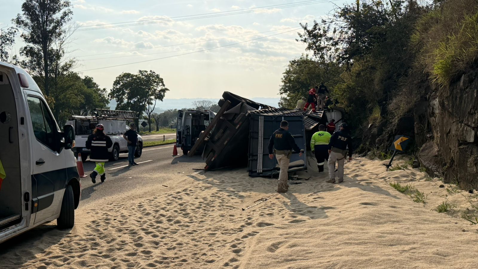 Bebê morre soterrado por carga de arroz após acidente no Paraná