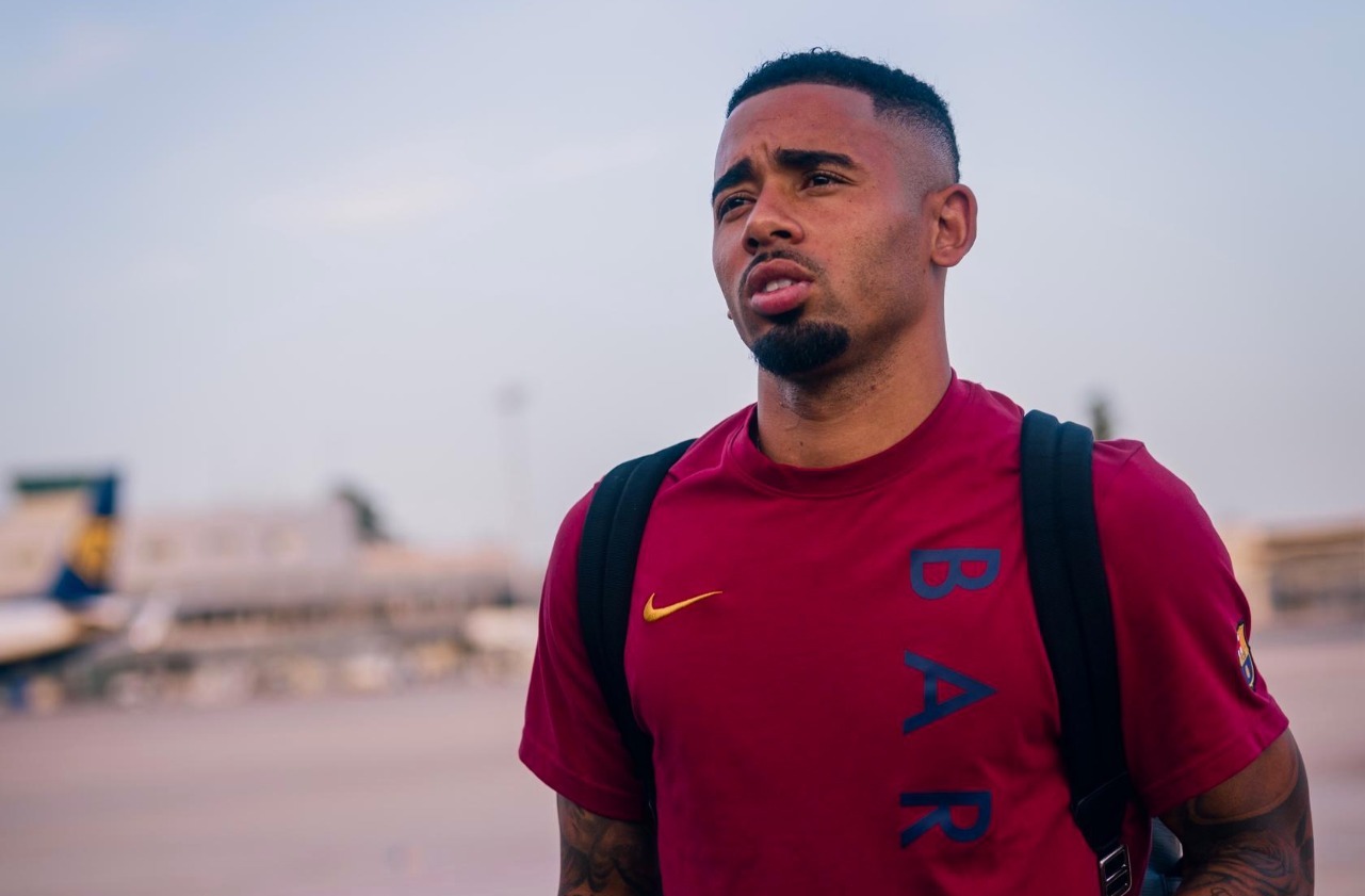 Gabriel Jesus começa no banco e espera primeiros minutos pelo Barcelona