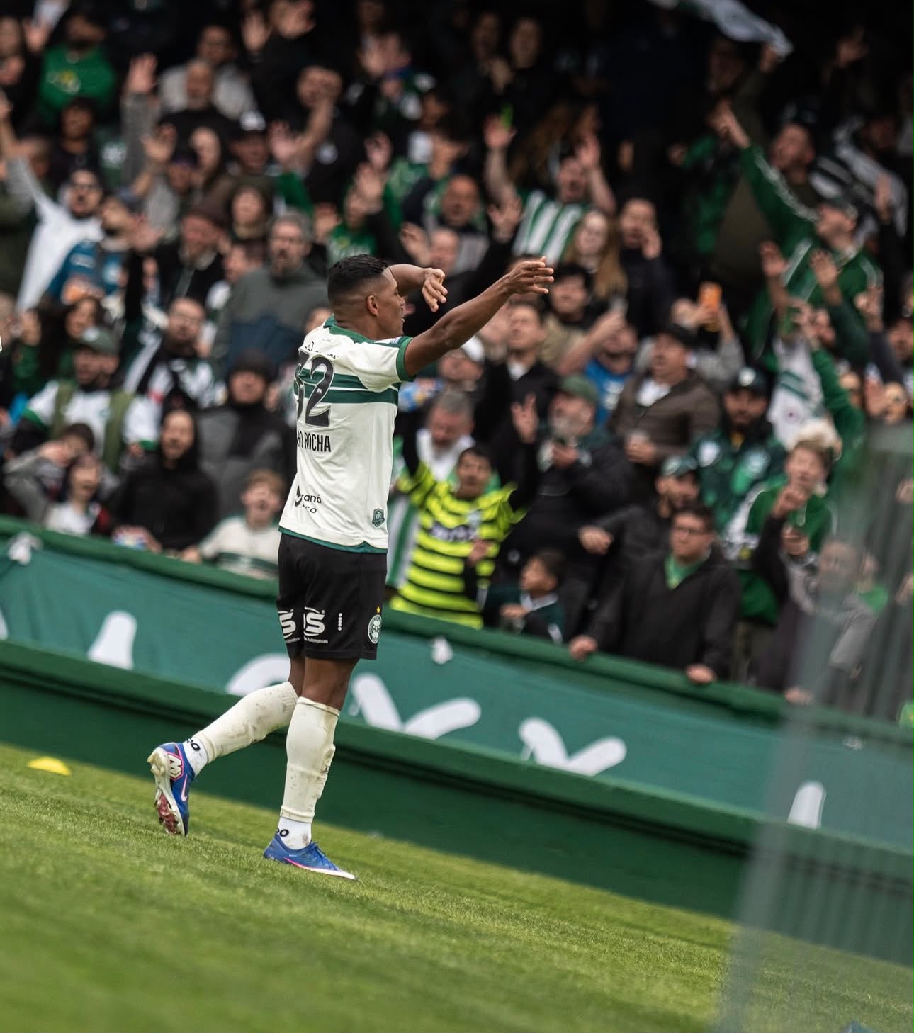 Zaga falha, Coritiba leva virada e chega pressionado ao Atletiba