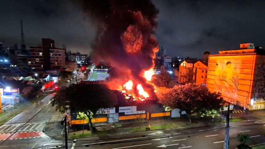 Incêndio destrói loja de pneus no bairro Rebouças, em Curitiba