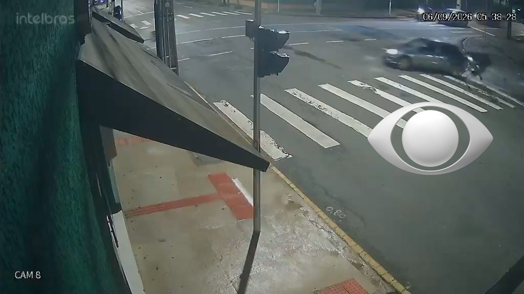 Câmera flagra colisão entre McLaren e carro popular no Batel, em Curitiba