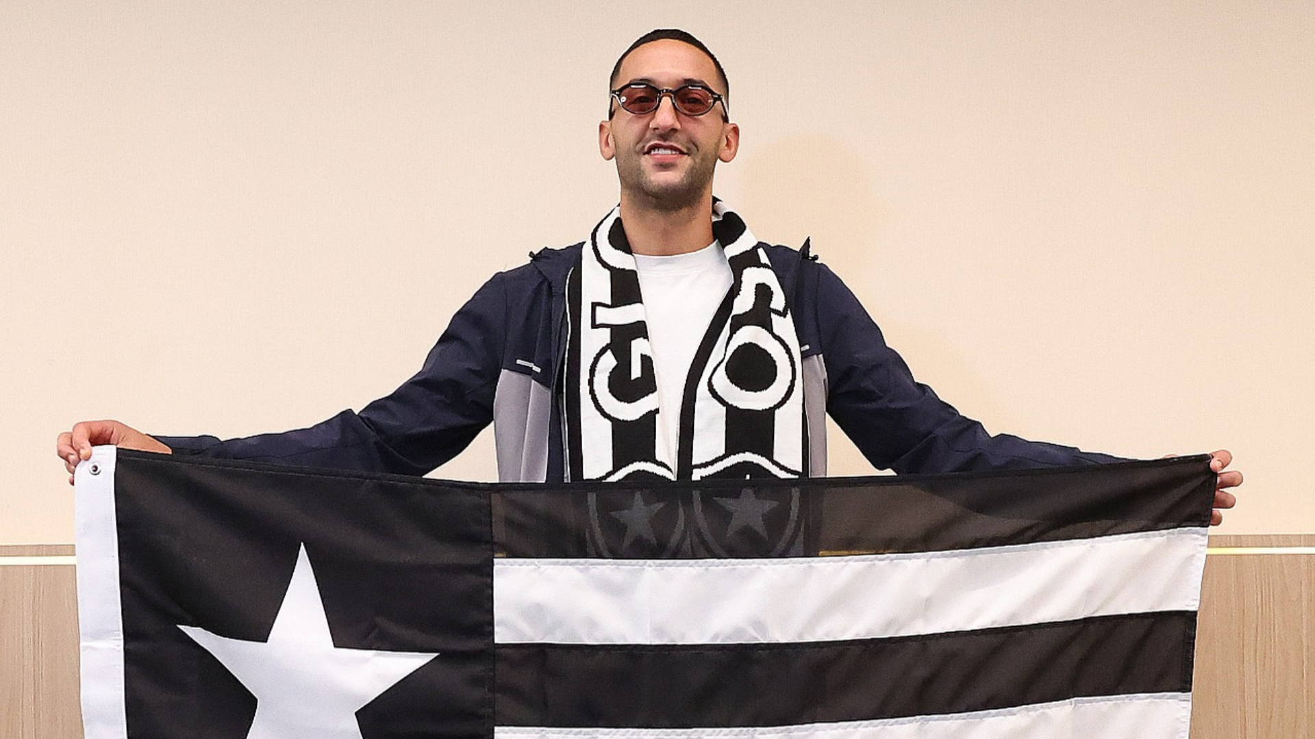 Astro que brilhou por Ajax e Chelsea desembarca no Rio e fica a exames de assinar com time carioca 1 Ziyech chega ao Rio e é recebido por torcida do Botafogo; veja fotos | Portal Bandeirantes
