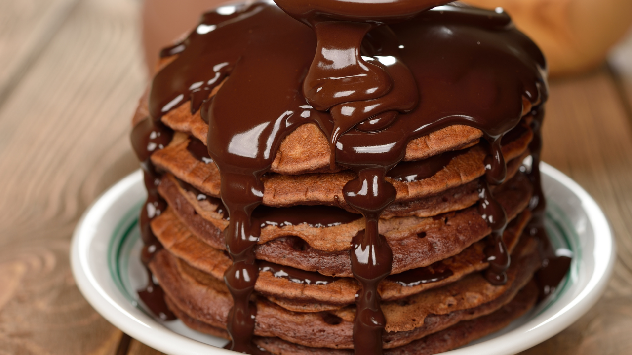 Uma sobremesa feita de panquecas com creme de avelã; aprenda com as dicas
