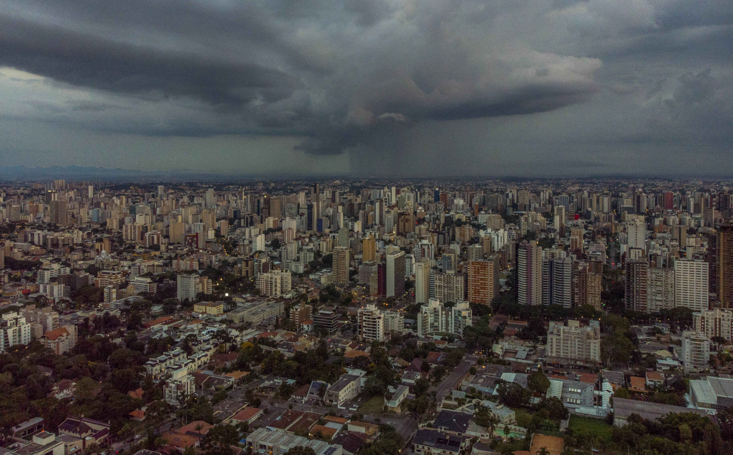 Tempestades fortes devem atingir todo o Paraná nesta terça-feira