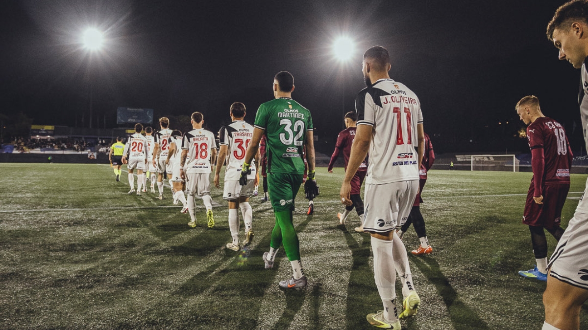Torcida invade campo e apanha de jogadores no Uruguai; assista