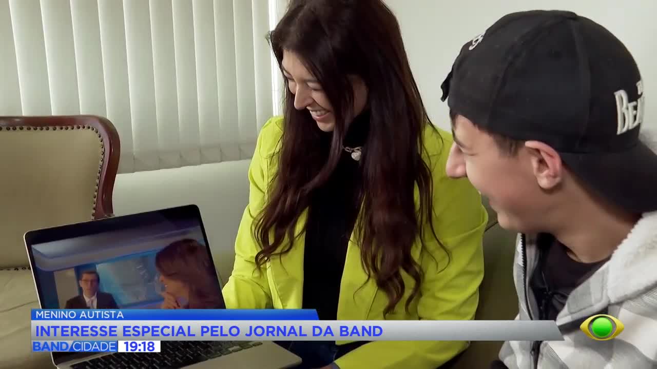 Adolescente autista fã do Jornal da Band ganha surpresa em Curitiba