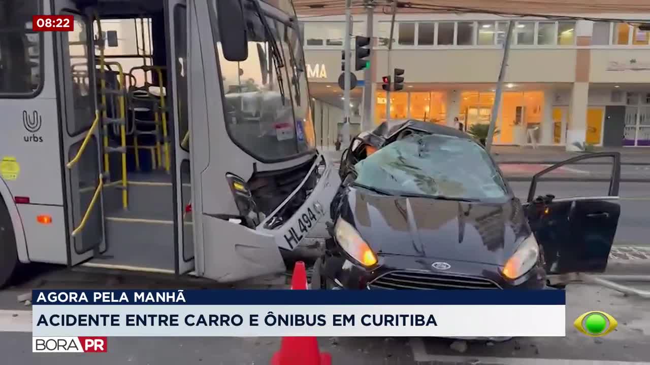 Carro fica destruído após acidente com ônibus em Curitiba
