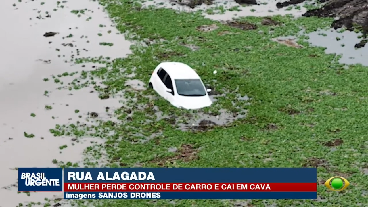 Carro cai em cava no Parque Náutico, em Curitiba