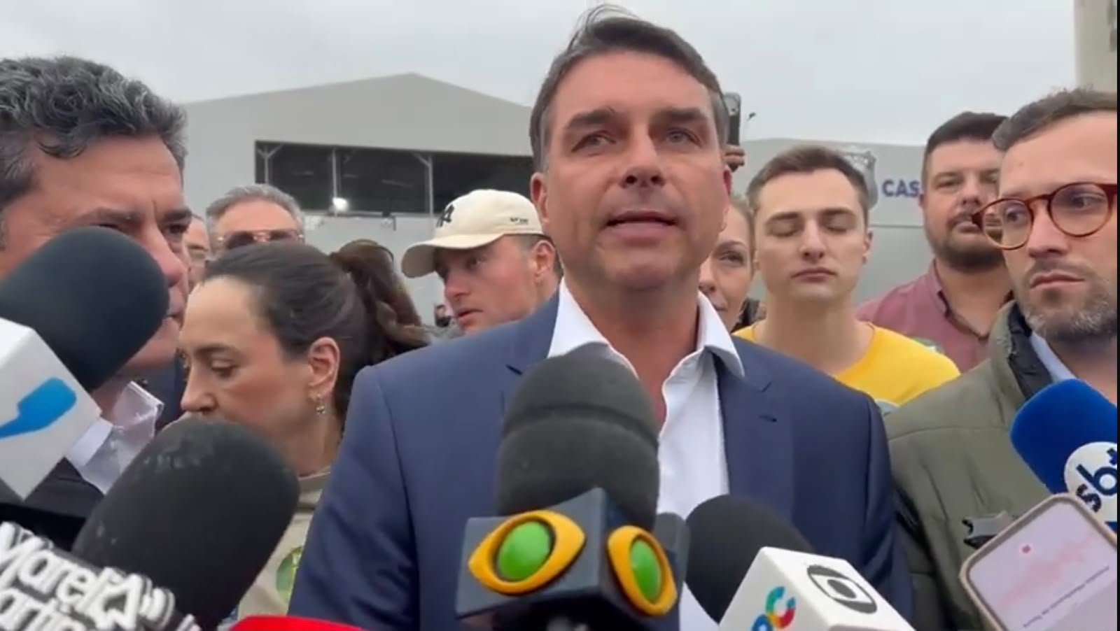 Flávio visita ex-assessor de Bolsonaro preso no PR e chama 8/1 de 'farsa'